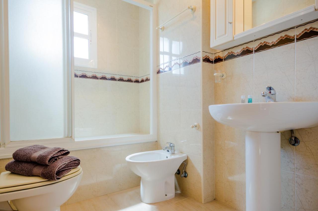 Apartamentos Rotonda Conil De La Frontera Esterno foto